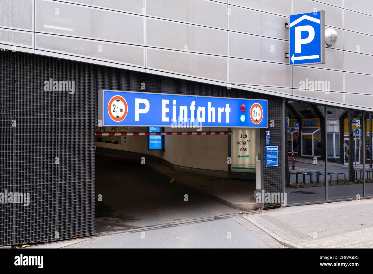 Porta d'ingresso al parcheggio di Limbecker Platz, Essen, zona Ruhr, Nord Reno-Westfalia, Germania, Europa Foto Stock