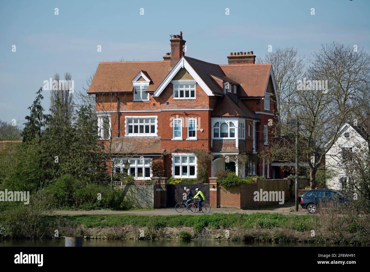 parkfield, una casa indipendente 1890 sulla chiatta passeggiata, accanto al fiume tamigi e adiacente al parco hampton court, londra, inghilterra, visto da kingston Foto Stock
