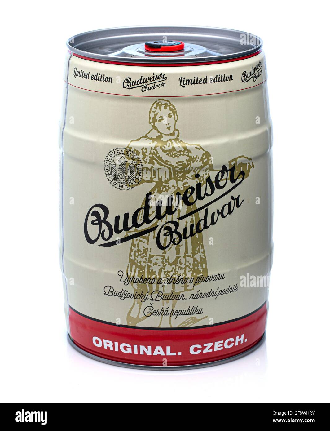 SWINDON, UK - 15 APRILE 2021: Budweiser Budvar Keg di lager in edizione limitata su sfondo bianco Foto Stock