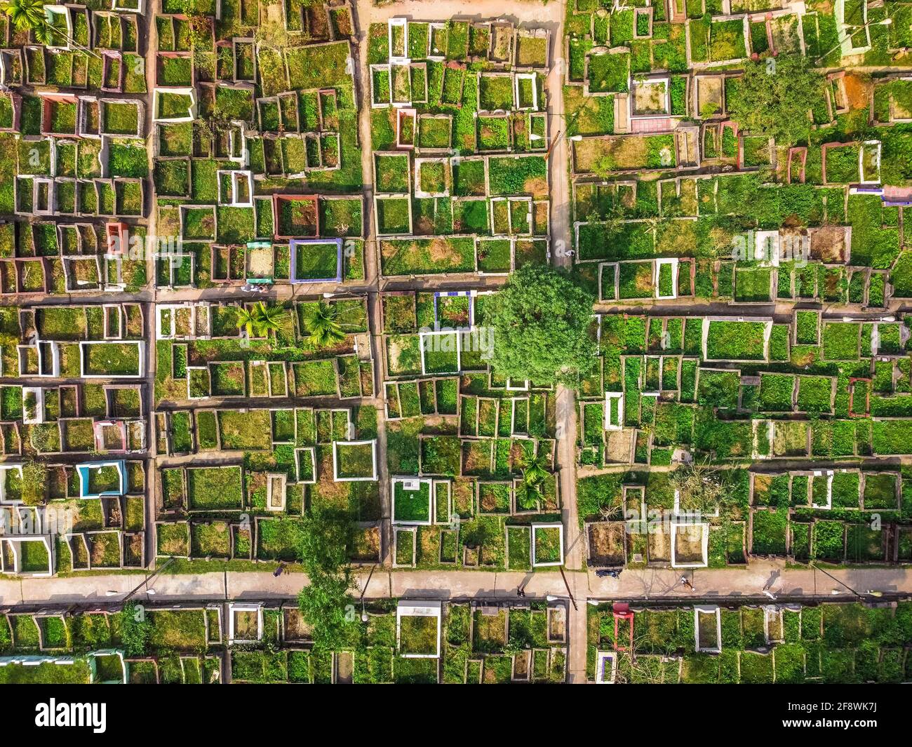 Barisal Sadar Upazila, Bangladesh. 15 Aprile 2021. Il colpo d'aereo indica la vista aerea di un cimitero musulmano situato a Barisal in Bangladesh, che è il più grande cimitero del paese dove migliaia di adoratori musulmani pregano per il loro perso-uno dopo la loro preghiera alla moschea. (Foto di Mustasinur Rahman Alvi/Pacific Press) Credit: Pacific Press Media Production Corp./Alamy Live News Foto Stock