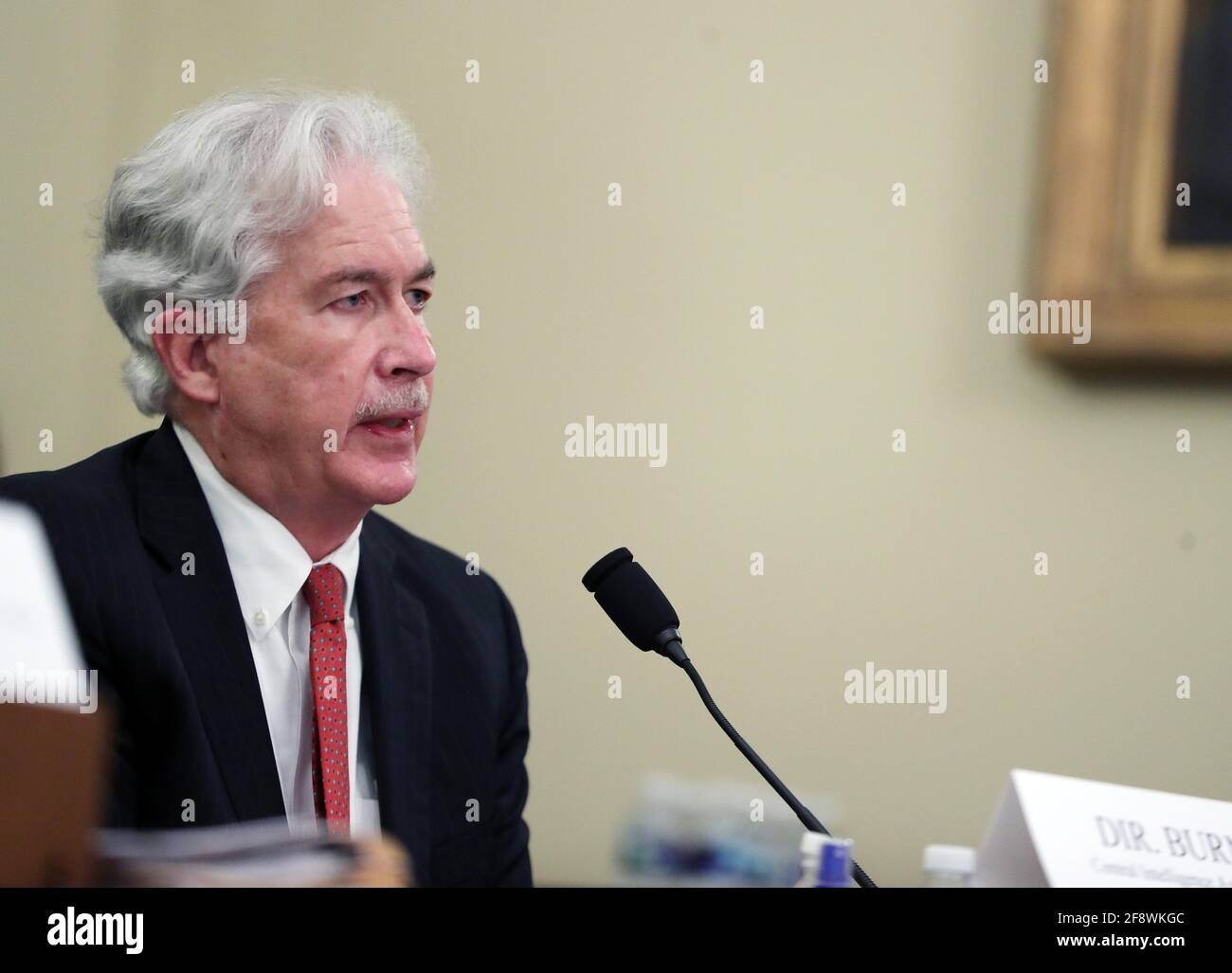 Washington, DC, U.S, 15 aprile 2021.il Direttore della CIA William Burns testimonia come il Comitato permanente di selezione della Camera sull'intelligenza tiene la sua annuale World-Wide Threat Hearing al Campidoglio degli Stati Uniti a Washington DC, giovedì 15 aprile 2021. La commissione ascolterà testimonianze sulle attuali minacce alla sicurezza che gli Stati Uniti e i loro alleati devono affrontare. Credit: Tasos Katopodis/Pool via CNP /MediaPunch Foto Stock