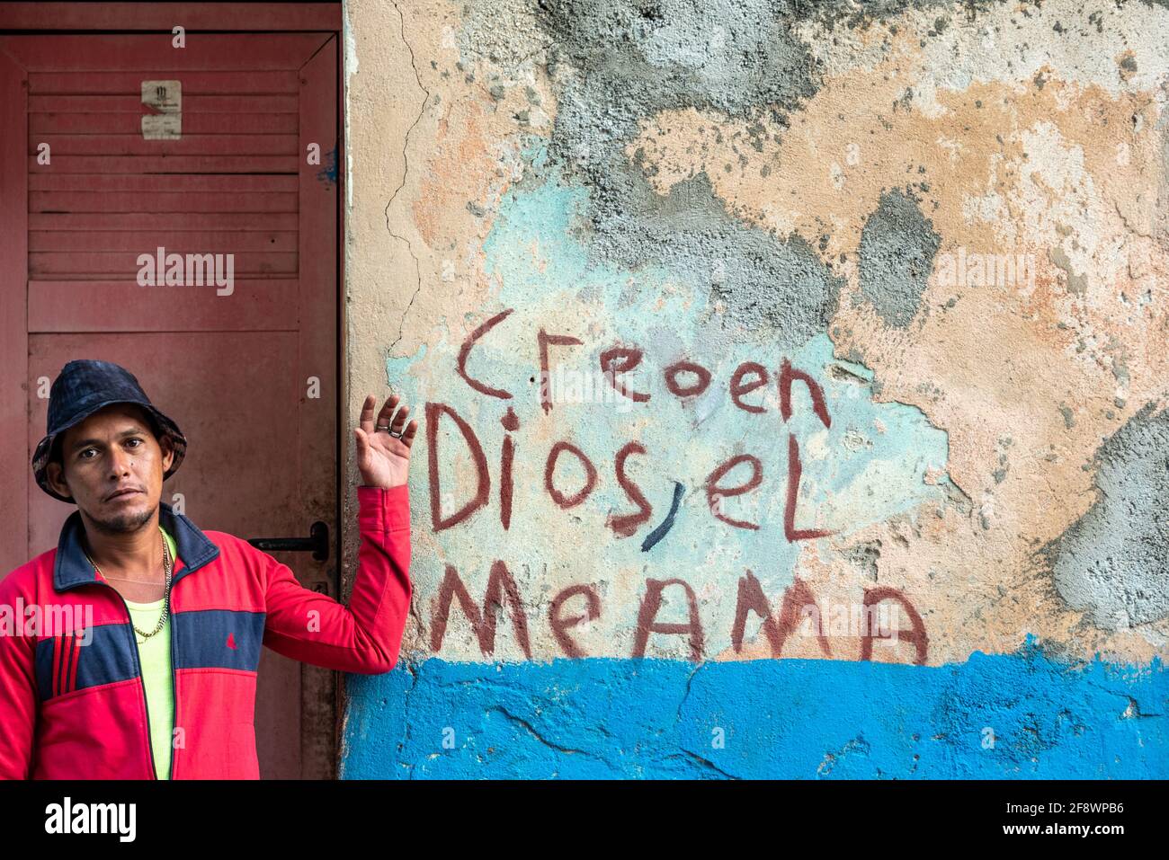 Cristiano cubano con un cartello che legge Creo en Dios, El me ama. Santiago de Cuba, Cuba Foto Stock