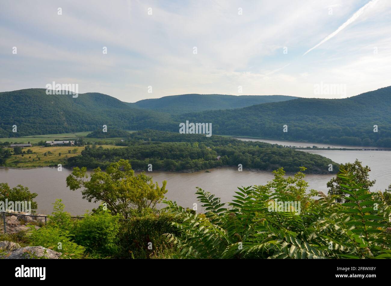 Vista sulla natura intorno al fiume Hudson con le montagne e foreste in tempo soleggiato Foto Stock