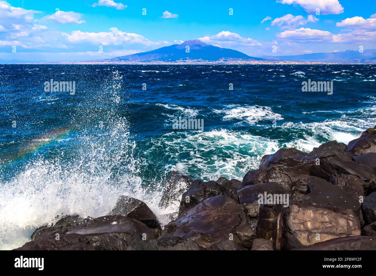 Il Vesuvio, che si trova in una fase di riposo dal 1944, è visibile ovunque per le sue impressionanti dimensioni di quasi. Foto Stock