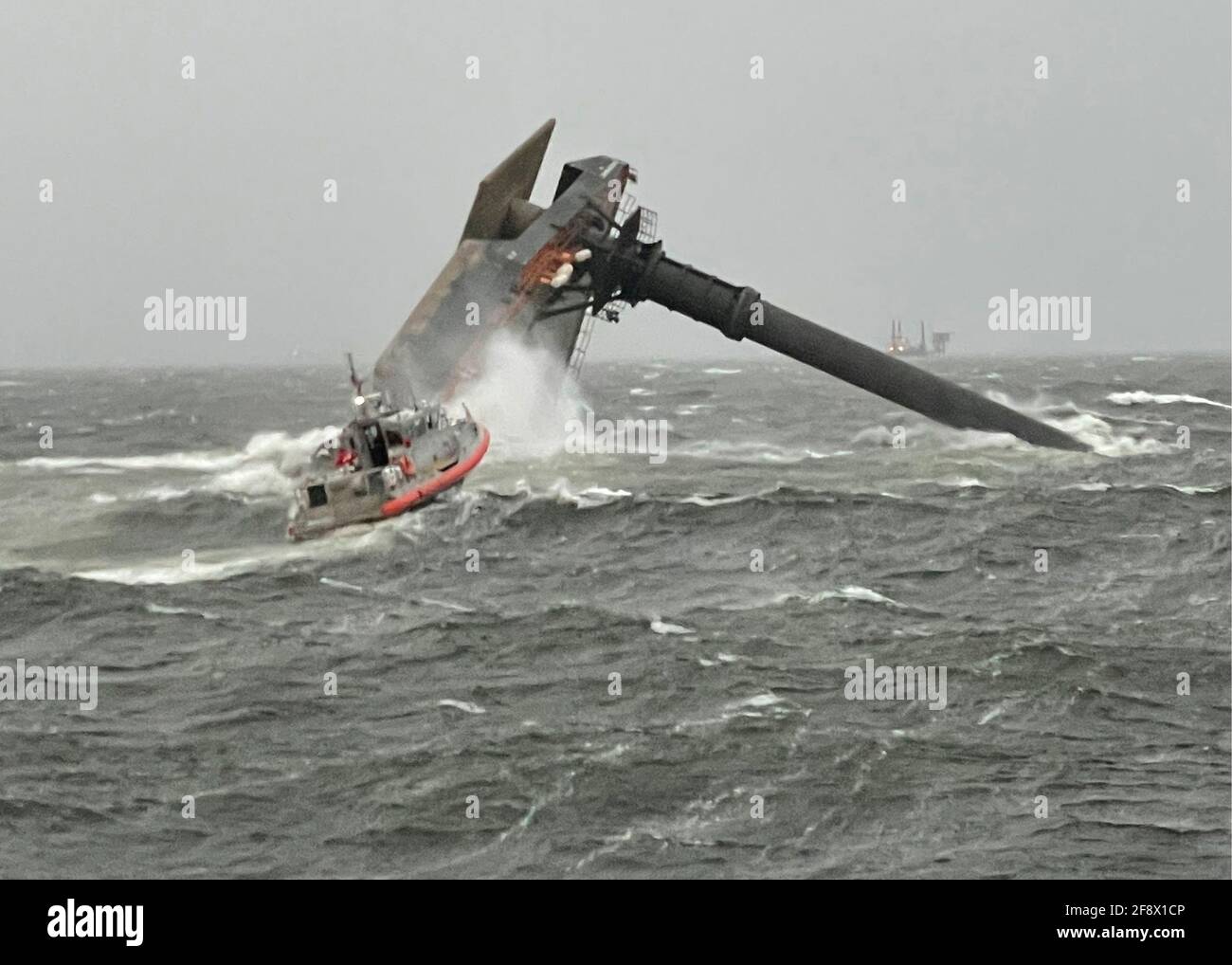 Una barca di media risposta di 45 piedi combatte le onde mentre si dirige verso il Seacor Power, un'imbarcazione commerciale di 175 piedi, sdimensionata nel Golfo del Messico, 13 aprile 2021, 8 miglia a sud di Grand Isle, Louisiana. La Guardia Costiera ha salvato sei persone dalla nave di servizio del petrolio e 12 sono ancora mancanti. Credit: Planetpix/Alamy Live News Foto Stock