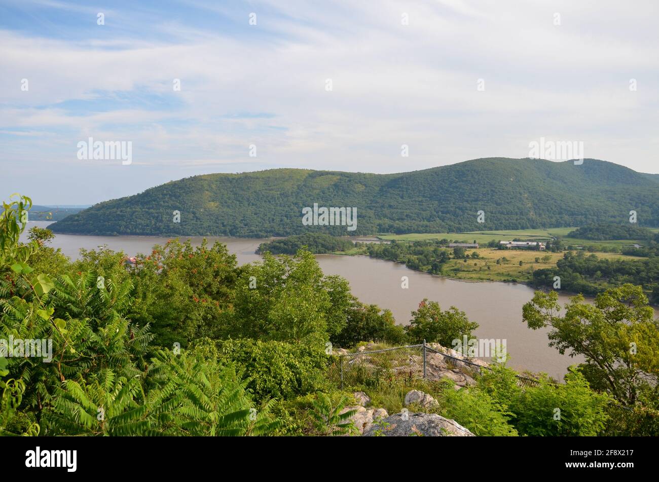 Vista sulla natura intorno al fiume Hudson con le montagne e foreste in tempo soleggiato Foto Stock