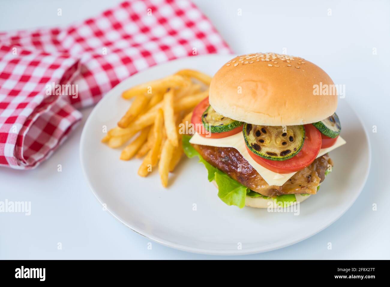 hamburger di pollo alla griglia con patatine fritte Foto Stock