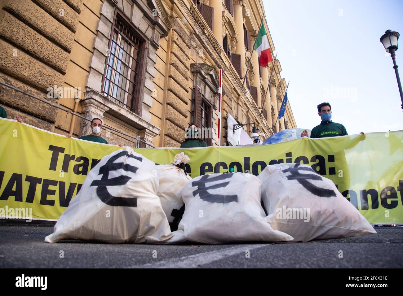 Roma, Italia. 15 Aprile 2021. Sit-in organizzato da Greenpeace Italia a Roma di fronte alla sede del Ministero dell'Economia e delle Finanze, per presentare le sue proposte per il PNRR (piano Nazionale di ripresa e di resilienza) che il governo Draghi dovrà trasmettere all'Unione europea entro il prossimo 30 aprile. (Foto di Matteo Nardone/Pacific Press) Credit: Pacific Press Media Production Corp./Alamy Live News Foto Stock