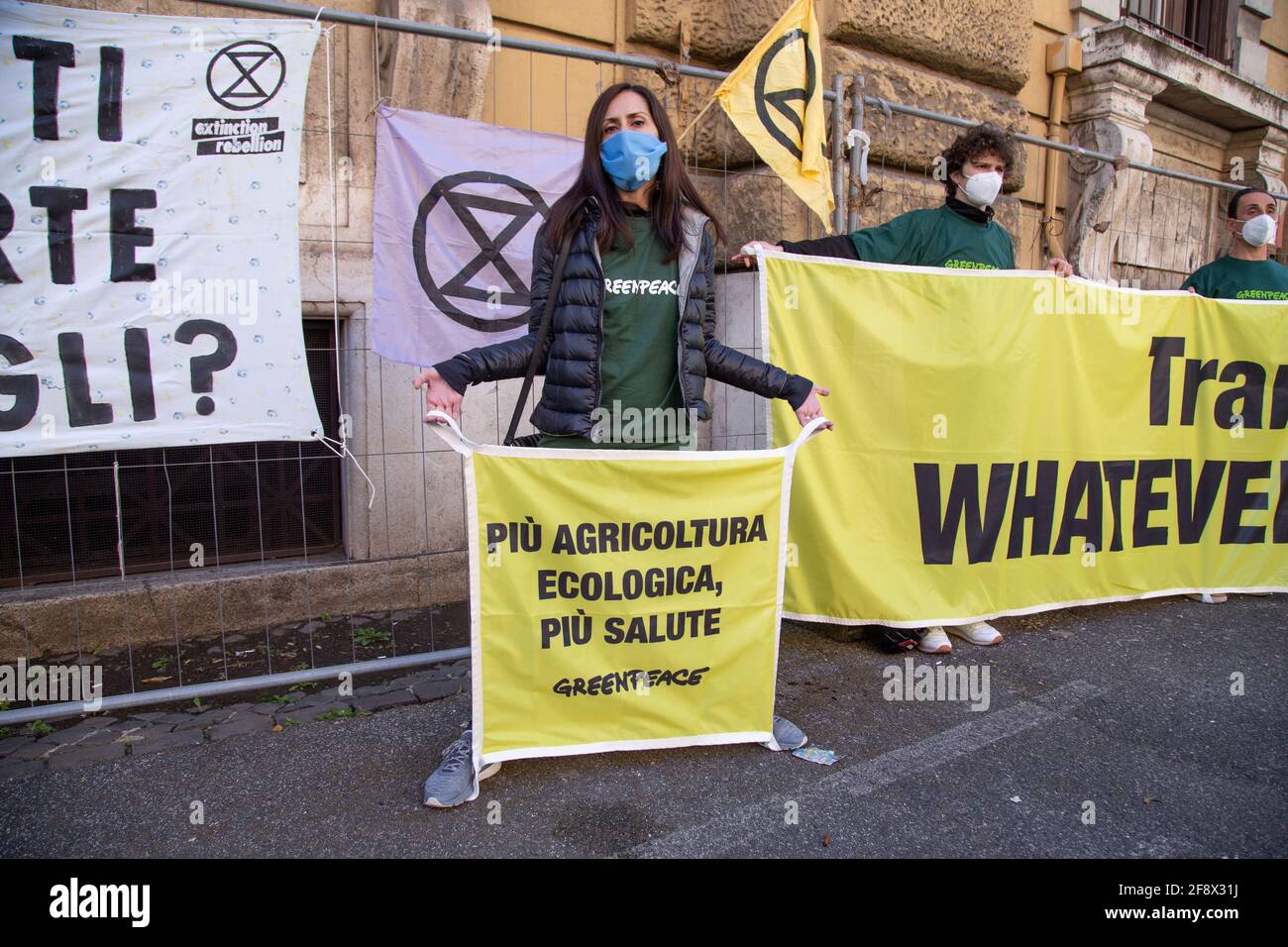 Roma, Italia. 15 Aprile 2021. Sit-in organizzato da Greenpeace Italia a Roma di fronte alla sede del Ministero dell'Economia e delle Finanze, per presentare le sue proposte per il PNRR (piano Nazionale di ripresa e di resilienza) che il governo Draghi dovrà trasmettere all'Unione europea entro il prossimo 30 aprile. (Foto di Matteo Nardone/Pacific Press) Credit: Pacific Press Media Production Corp./Alamy Live News Foto Stock