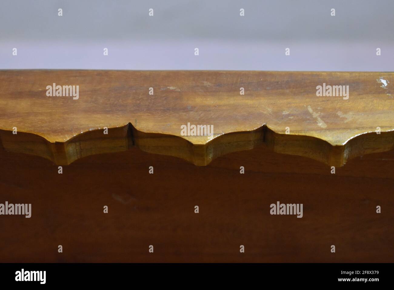 Bei motivi, legno intagliato sulla porta. Sfondo etnico indiano. Foto Stock