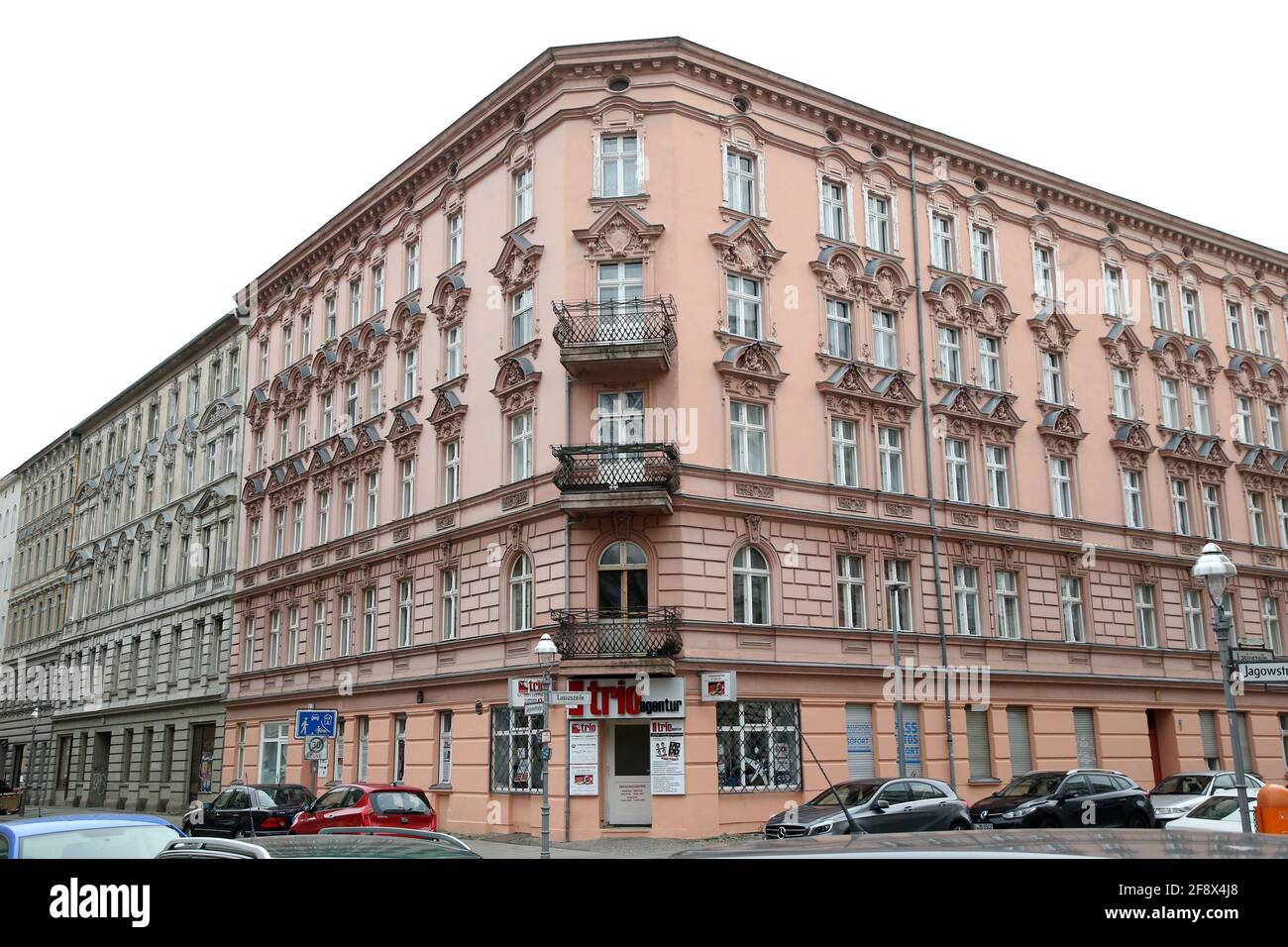 Berlino, Germania. 15 Aprile 2021. Le case con appartamenti in affitto si trovano intorno a Lutherplatz, nel quartiere di Spandau. La Corte costituzionale federale ha dichiarato incostituzionale il tetto di affitto di Berlino. La legge statale è nulla e nulla perché il governo federale ha regolamentato la legge sul canone d'affitto. Ora molti inquilini sono minacciati di pagamenti supplementari. Il tetto di affitto, è stato approvato dalla Camera dei rappresentanti di Berlino il 30.01.2020 ed è entrato in vigore il 23.02.2020. Credit: Wolfgang Kumm/dpa/Alamy Live News Foto Stock