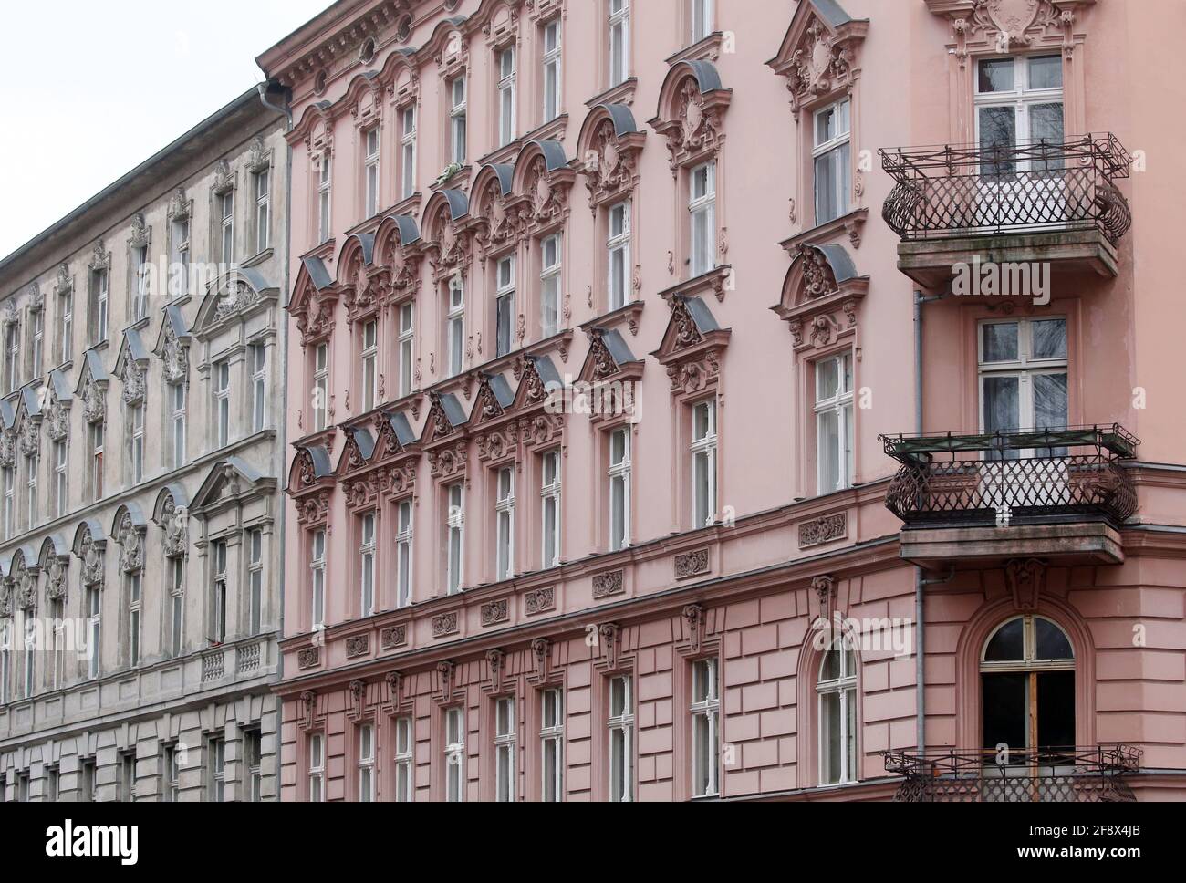 Berlino, Germania. 15 Aprile 2021. Le case con appartamenti in affitto si trovano intorno a Lutherplatz, nel quartiere di Spandau. La Corte costituzionale federale ha dichiarato incostituzionale il tetto di affitto di Berlino. La legge statale è nulla e nulla perché il governo federale ha regolamentato la legge sul canone d'affitto. Ora molti inquilini sono minacciati di pagamenti supplementari. Il tetto di affitto, è stato approvato dalla Camera dei rappresentanti di Berlino il 30.01.2020 ed è entrato in vigore il 23.02.2020. Credit: Wolfgang Kumm/dpa/Alamy Live News Foto Stock