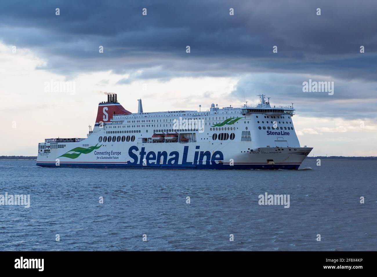 Porto di Felixstowe, traghetto Stena Hollandica che fuma attraverso il porto al crepuscolo Foto Stock