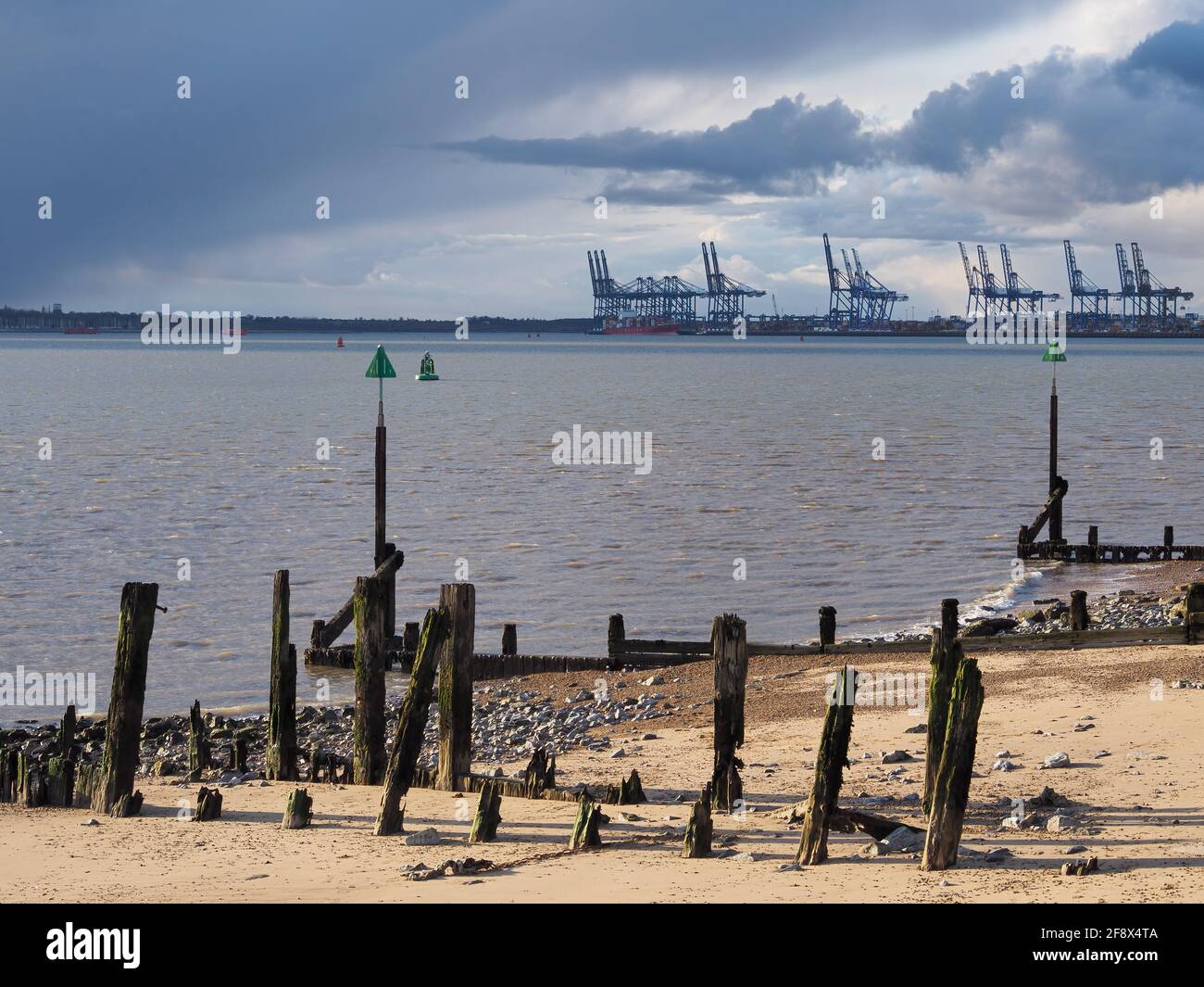 Porto di Felixstowe con resti di pontile e gru in legno, Felixstowe, Suffolk Foto Stock