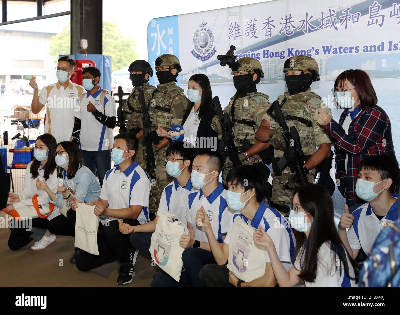 (210415) -- HONG KONG, 15 aprile 2021 (Xinhua) -- i cittadini e gli studenti posano per una foto durante un'attività a tema sulla Giornata nazionale dell'educazione alla sicurezza presso l'Accademia di polizia di Hong Kong, nel sud della Cina, Hong Kong, il 15 aprile 2021. Hong Kong ha abbracciato giovedì la sua prima Giornata nazionale dell'educazione alla sicurezza dopo l'entrata in vigore della legge sulla salvaguardia della sicurezza nazionale nella Regione amministrativa speciale di Hong Kong (HKSAR) a metà del 2020. Varie attività, tra cui conferenze, mostre, pareti a mosaico e porte giorni di apertura di servizi disciplinati, sono state tenute per rafforzare la consapevolezza pubblica di salvaguardati Foto Stock