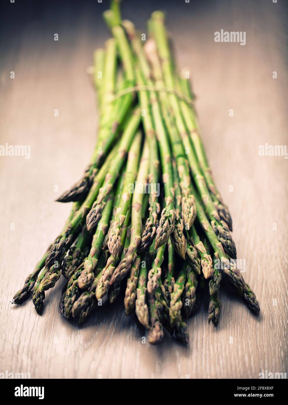 Asparagi selvatici su un tavolo. Foto di alta qualità. Foto Stock