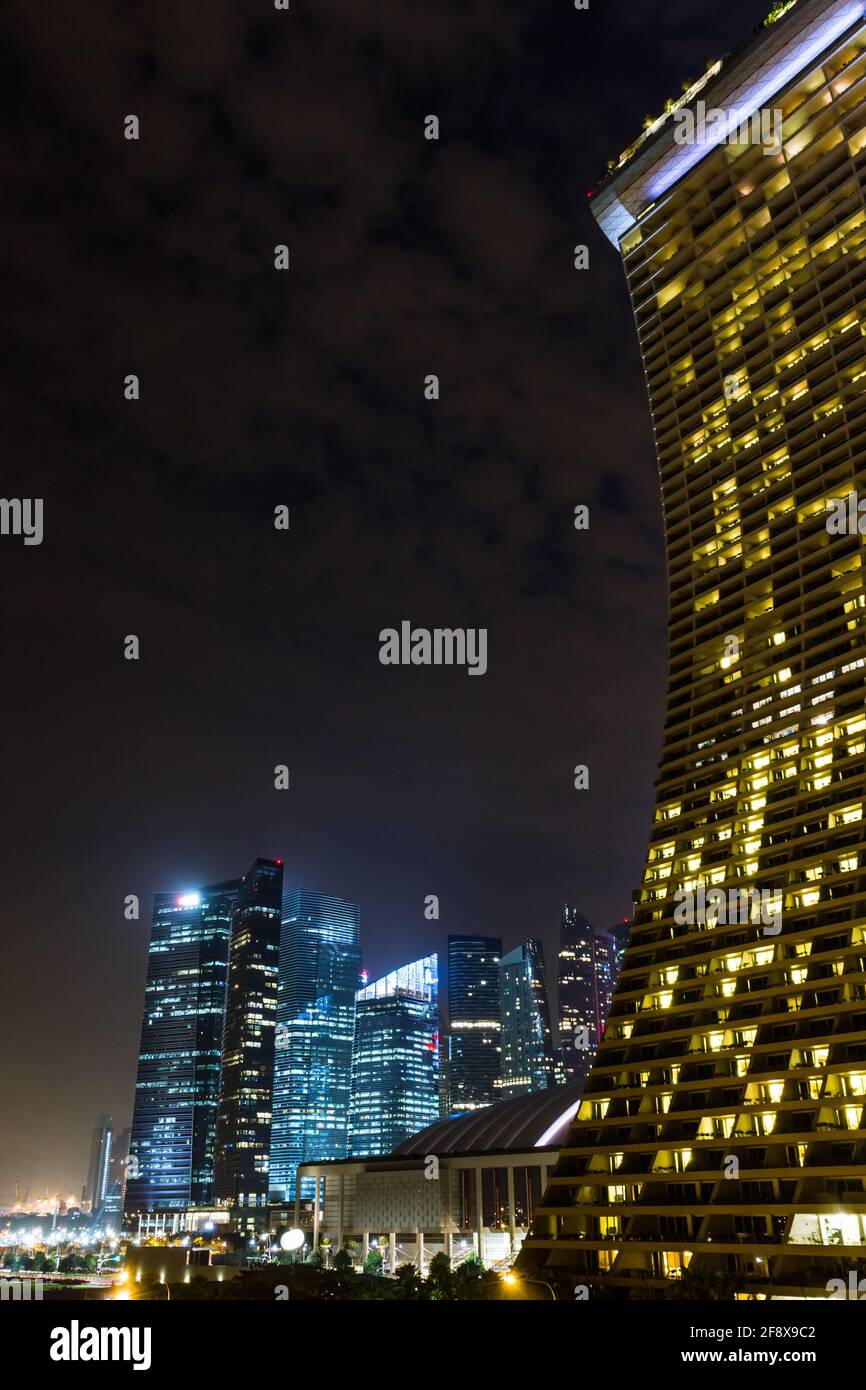 Singapore - 7 gennaio 2014: Il lato della facciata del Marina Bay Sands Hotel con il quartiere finanziario di Singapore sullo sfondo. Foto Stock