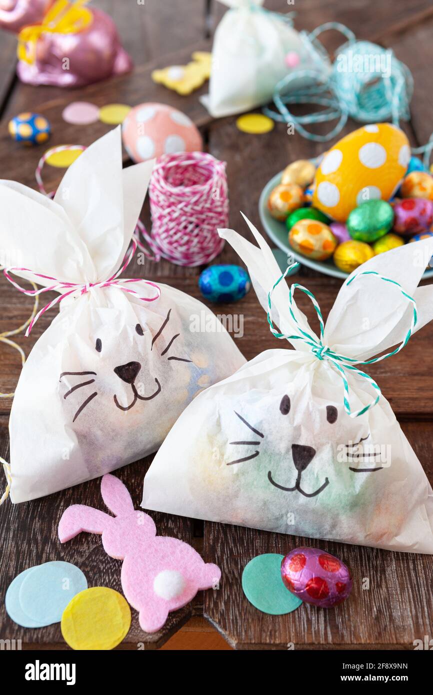 Piccoli sacchetti regalo per Pasqua Foto stock - Alamy