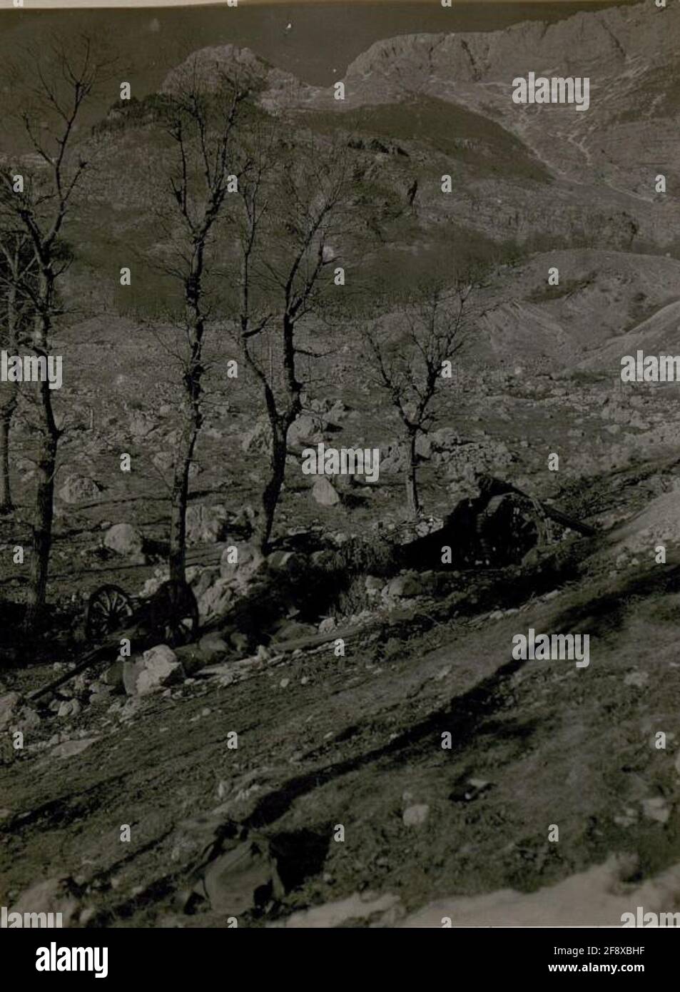 Posizione di artiglieria italiana a Pluzne. howitzer di 14,9 cm. Foto Stock