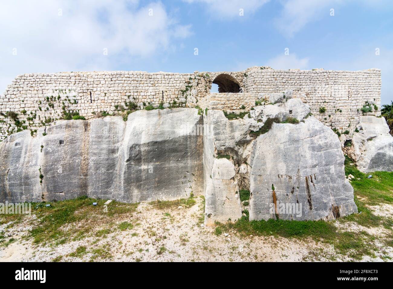 Rocce naturali che funzionano come taluses alla cittadella di Smar Jbeil, vecchio castello crociato in rovina, Libano Foto Stock