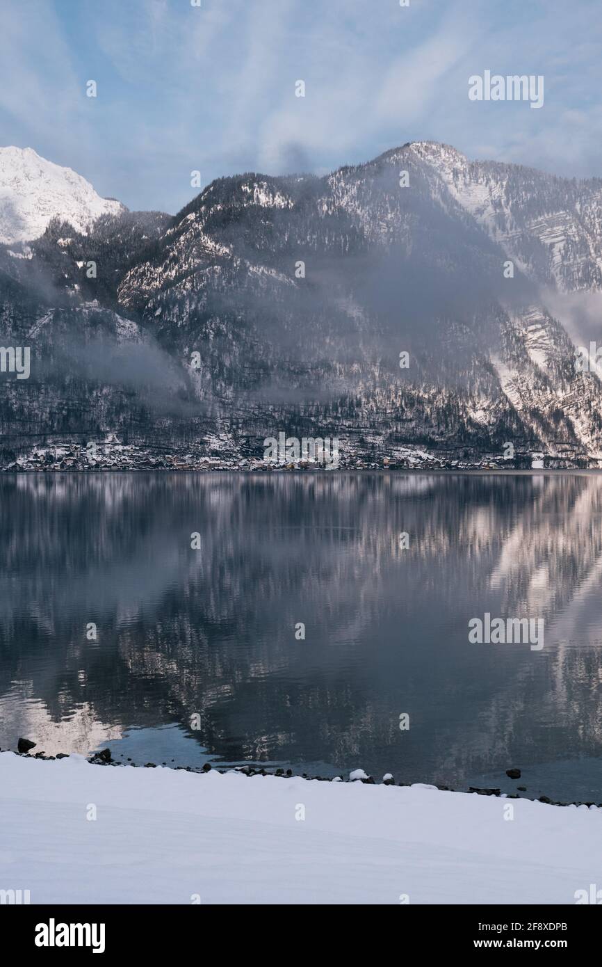 Lago Hallstatt o Hallstatter vedere in inverno nel Salzkammergut, alta Austria , con le montagne innevate in una fredda mattina di gennaio Foto Stock