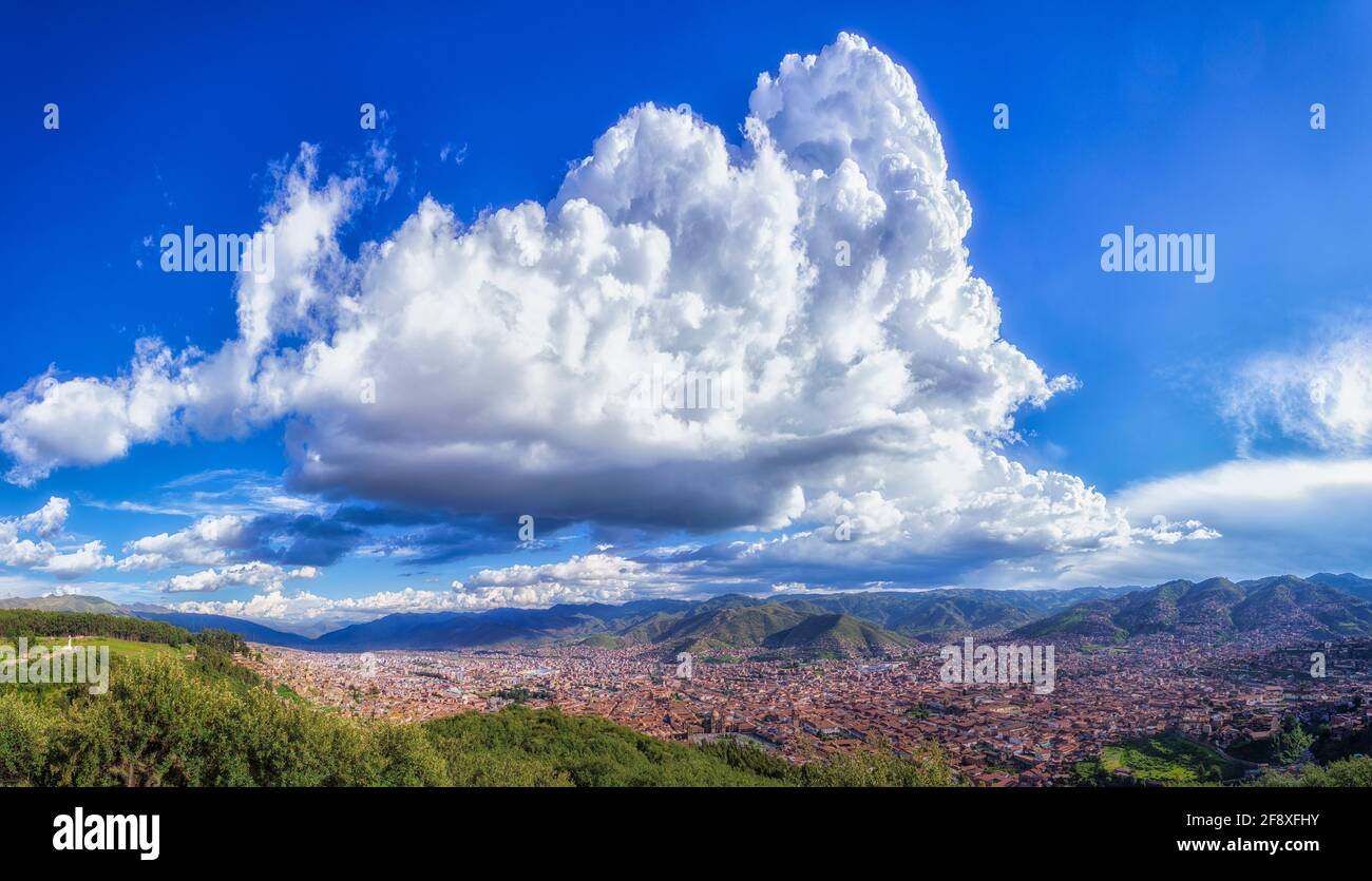 Cielo e paesaggio con rocce e orizzonte, Sacsaywaman, Cusco, Perù Foto Stock