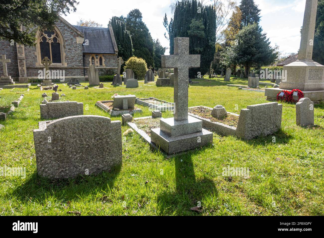 Le lapidi si trovano nel cimitero della chiesa presso la Chiesa di San Pietro a Reading, Regno Unito, come un memoriale per le persone che ci hanno preceduto. Foto Stock