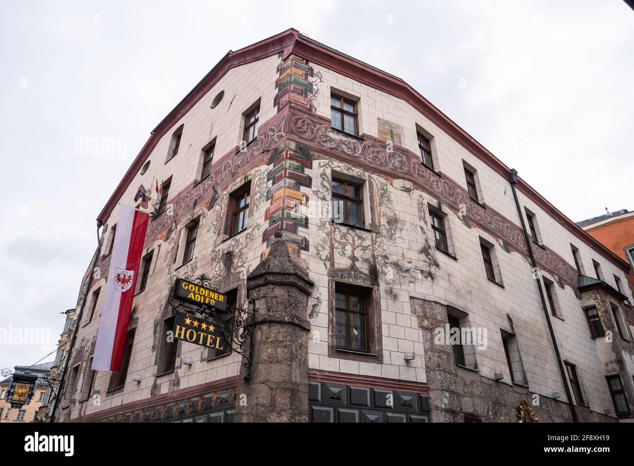 Innsbruck, Austria - 8 febbraio 2021: Hotel Gasthof Goldener Adler, un famoso ristorante e locanda. Foto Stock