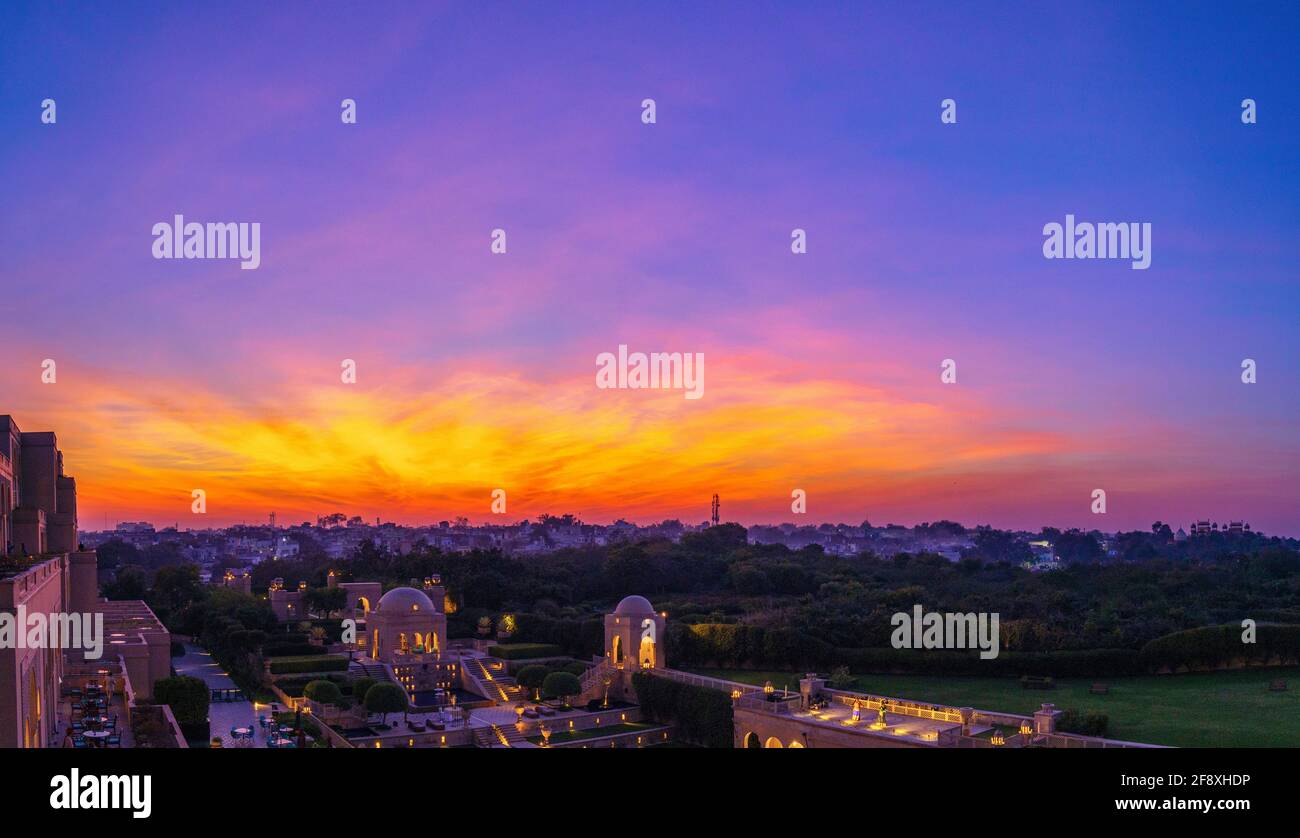 Tramonto sulla città, Oberoi AmarVillas, Taj Mahal, Agra, India Foto Stock