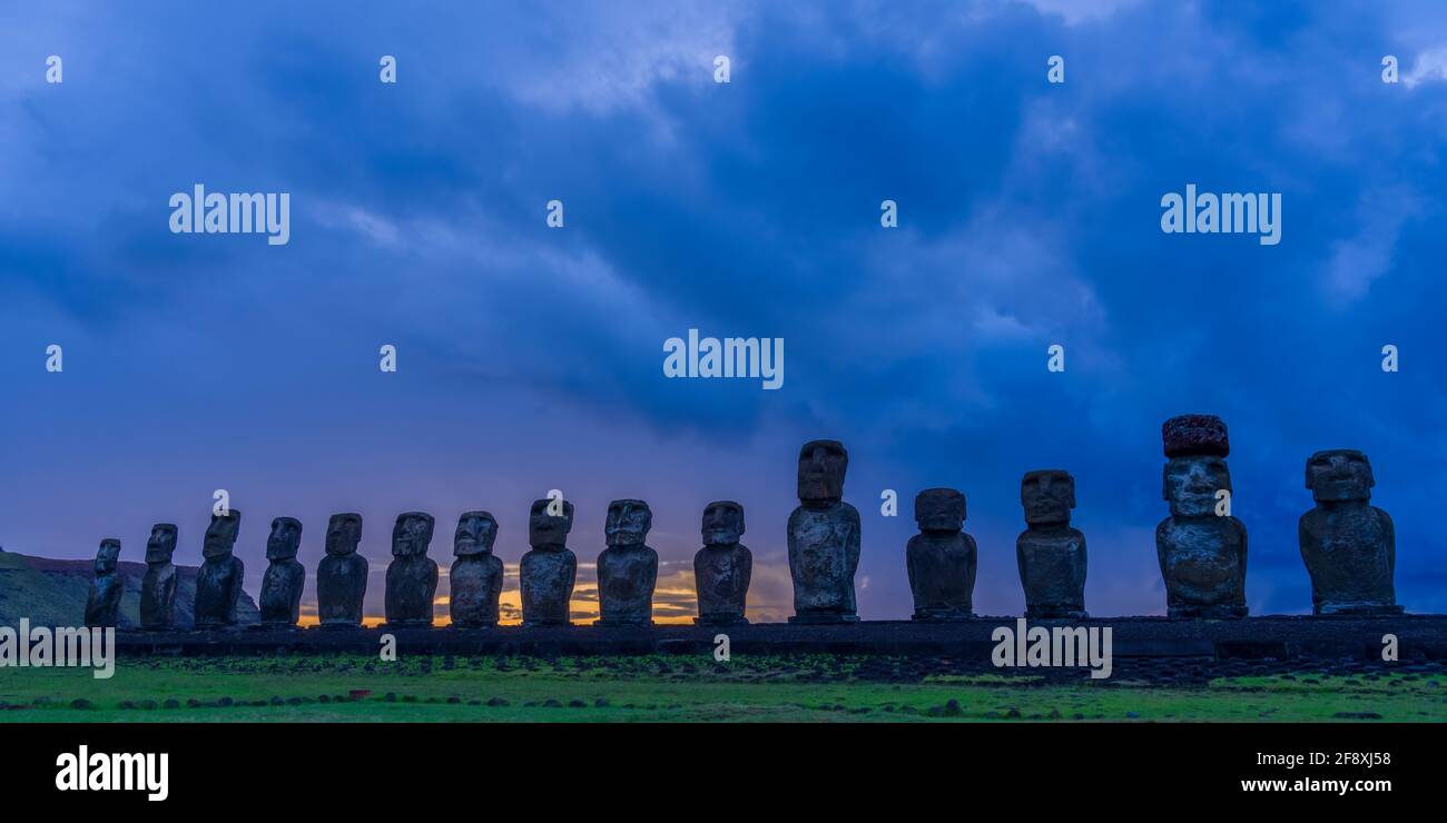 In piedi Moai all'alba, Tongariki, Isola di Pasqua, Cile Foto Stock