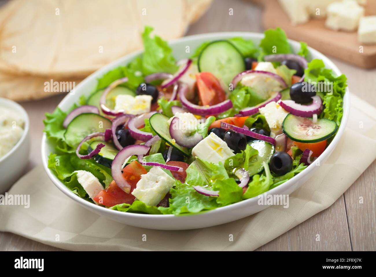 Insalata greca con pomodori, feta, olive e cetrioli. Foto Stock