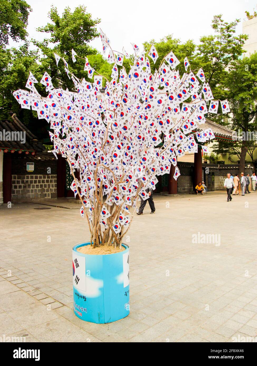 Un insolito albero fatto in casa in una piantatrice in un parco, fatto con bastoni e bandiere coreane. A Seoul, Corea del Sud. Foto Stock