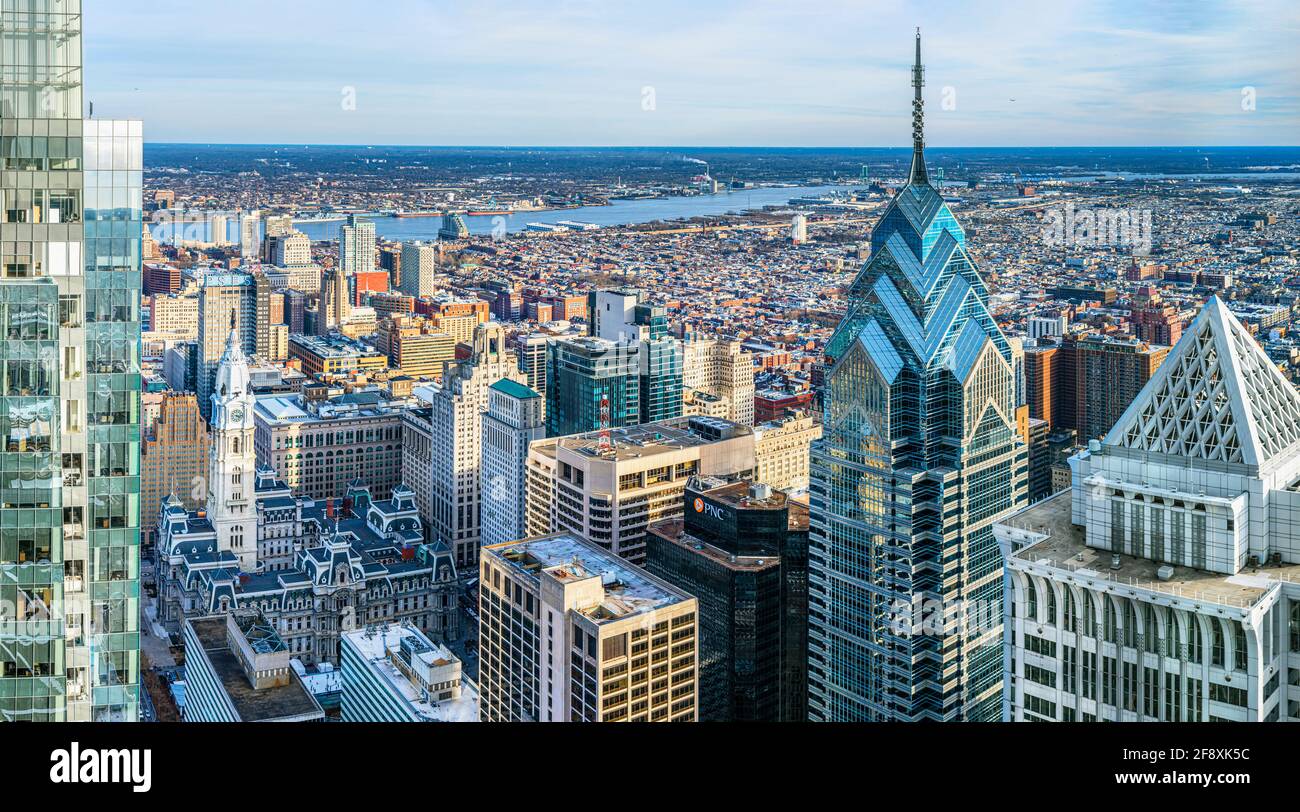 Vista ad alto angolo del fiume Delaware e della città, Philadelphia, Pennsylvania, USA Foto Stock