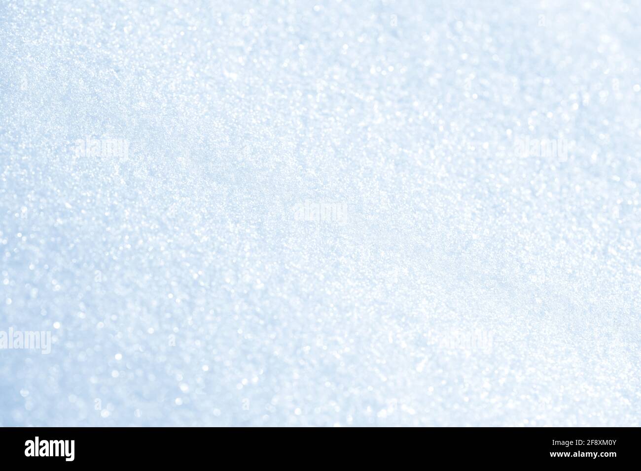 Fresco pulito bianco neve fondo texture. Sfondo invernale con fiocchi di neve ghiacciati e tumuli di neve. Grumi di neve. Dettagli del paesaggio stagionale. Foto Stock