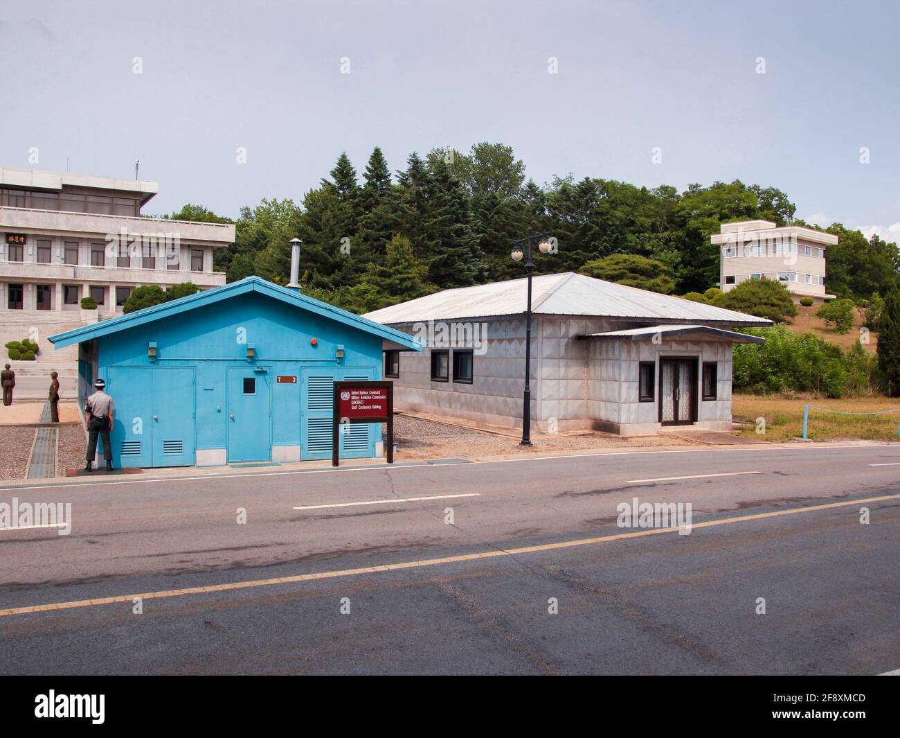 Una delle principali capanne negoziali dell'ONU, dipinta nel loro iconico colore azzurro. Nella zona demilitarizzata (DMZ) vicino a Seoul, Corea del Sud. Foto Stock