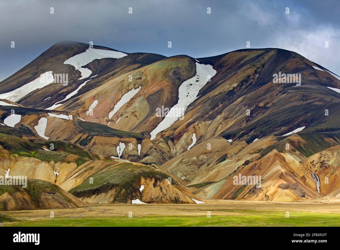 Montagne di filite color zolfo con macchie di neve al vulcano Brennisteinsalda vicino a Landmannalaugar, Fjallabak Riserva Naturale, Sudurland, islandese Foto Stock