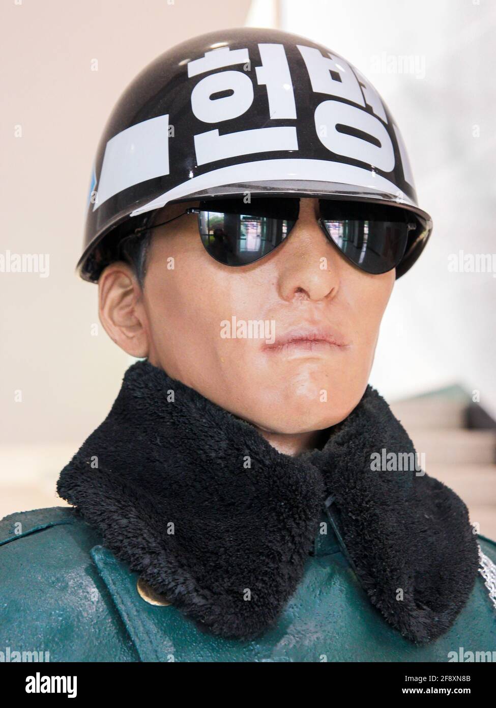 All'interno del centro visitatori, la testa di un modello a grandezza naturale di un soldato coreano in uniforme. Nella zona demilitarizzata (DMZ) vicino a Seoul, Corea del Sud. Foto Stock