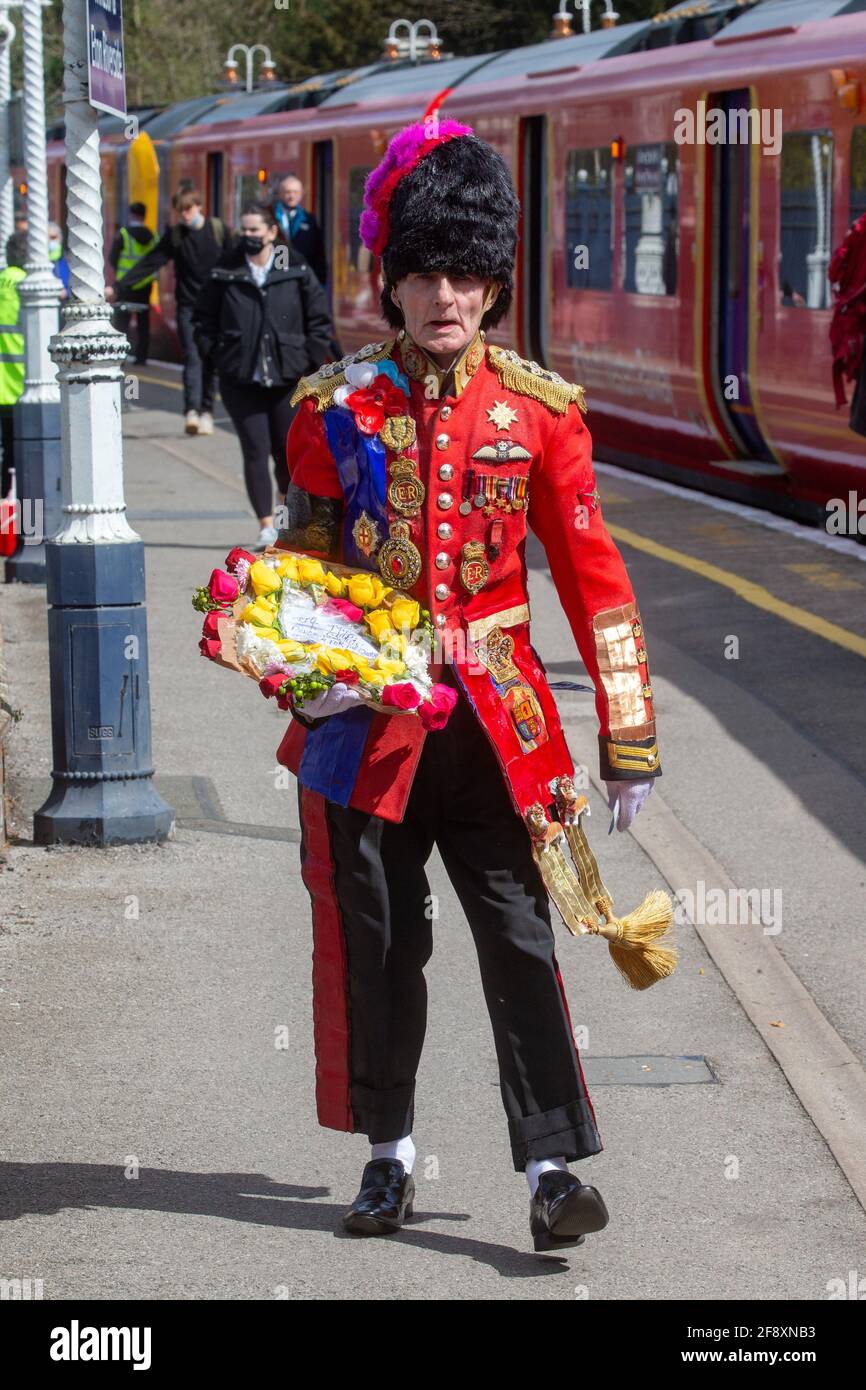 Windsor, Regno Unito. 13 Apr 2021. Un sostenitore reale scende dal treno alla stazione di Windsor. Una prova completa di vestito al Castello di Windsor per i funerali del principe Filippo, duca di Edimburgo. I funerali si svolgeranno nella St George's Chapel di Windsor alle 15:00 di sabato 17 aprile. Vi parteciperanno solo 30 ospiti. Prova di abbigliamento per i funerali del duca di Edimburgo Credit: Mark Thomas/Alamy Live News Foto Stock