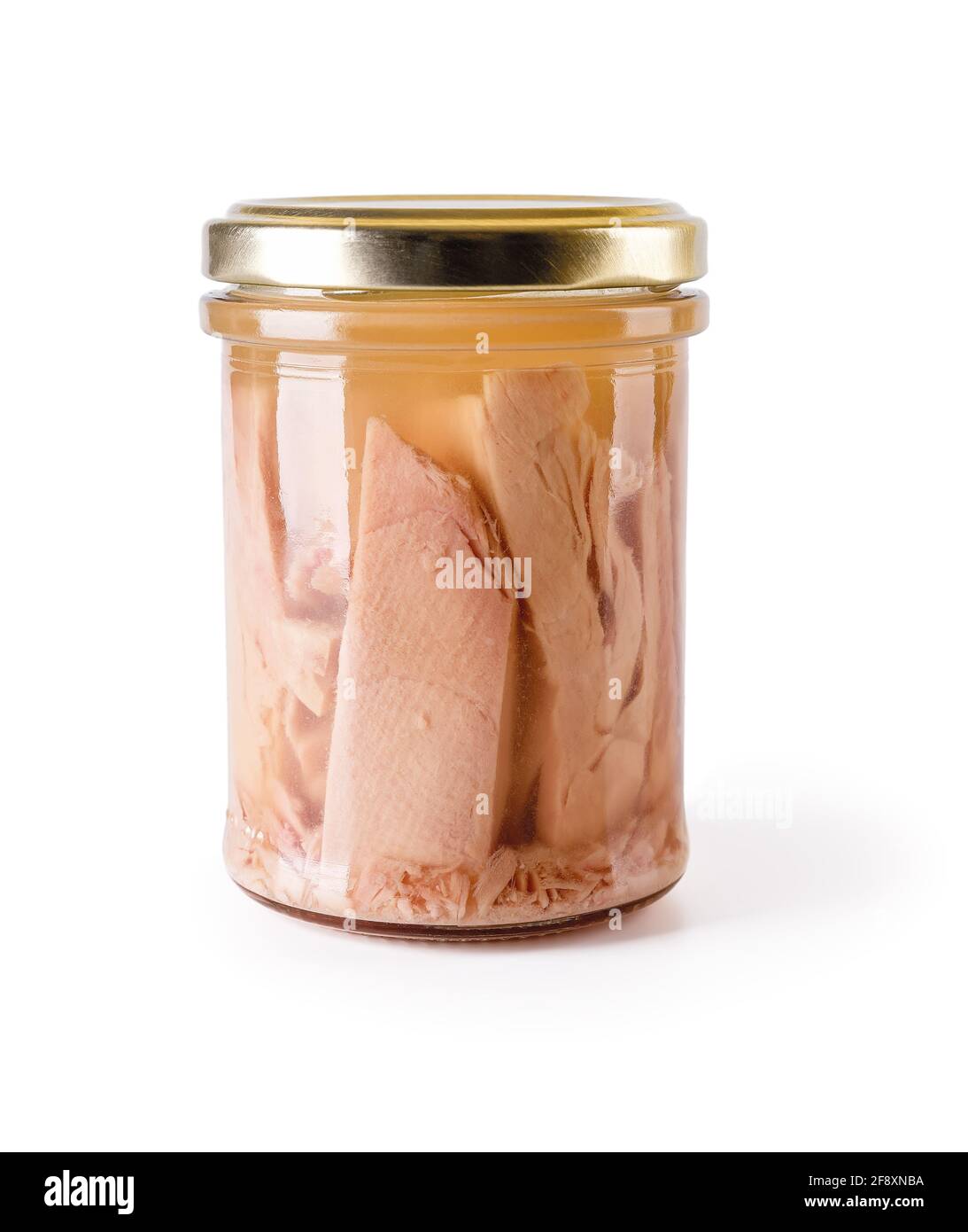 Pezzi di filetto di tonno in scatola in un vaso di vetro con coperchio di  metallo giallo isolato su sfondo bianco. Conserve di carne di tonno per  basso basso consumo di calorie