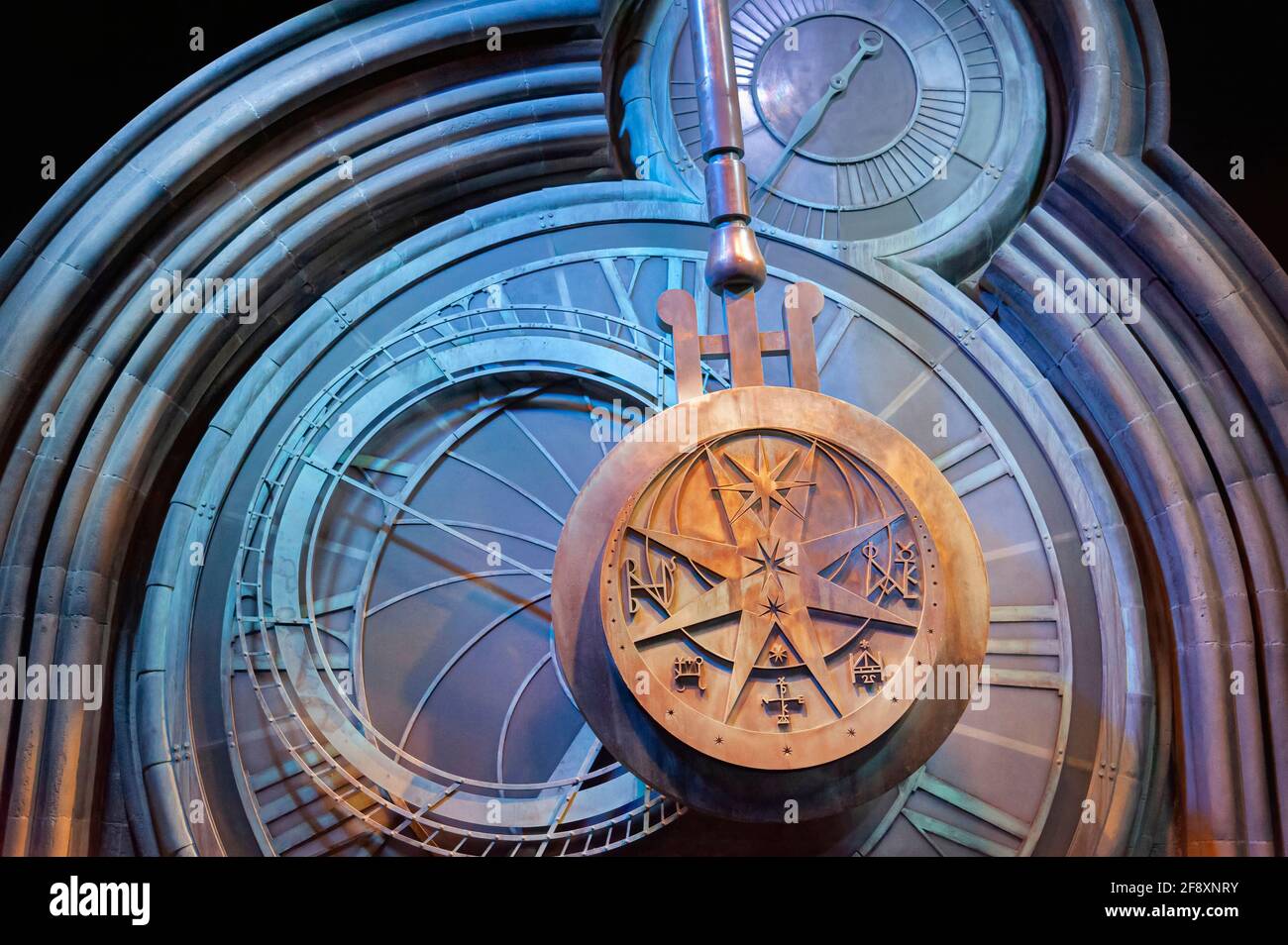 Hogwarts Clock Tower Pendulum al Warner Bros Studio Tour, The Making of Harry Potter, Leavesden, Watford London Foto Stock