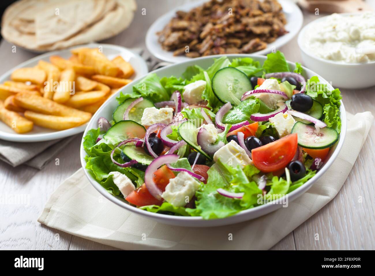 Insalata greca con Gyros e Fries. Foto di alta qualità. Foto Stock