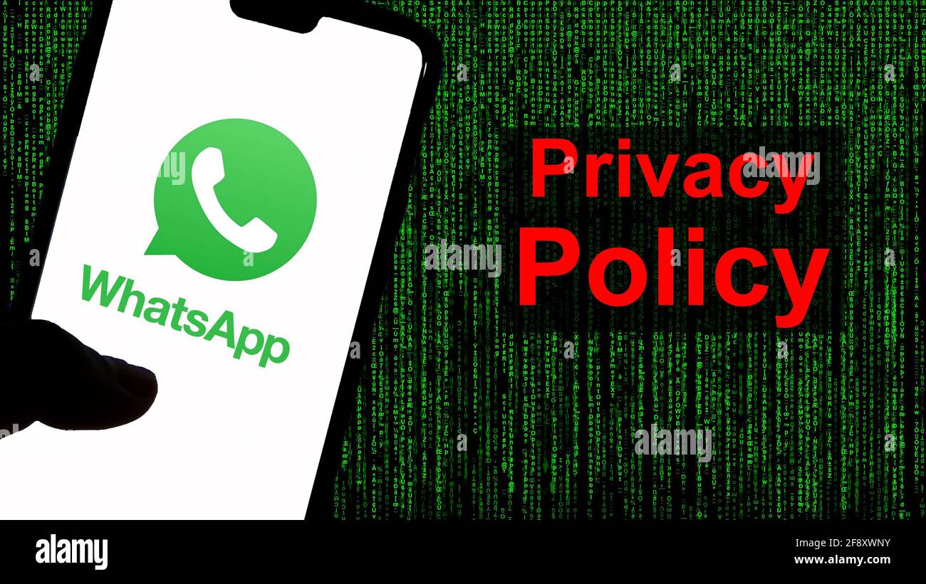 WhatsApp polemica sulla privacy. Informativa sulla privacy in rosso con il logo WhatsApp e sfondo di testo verde. Foto Stock