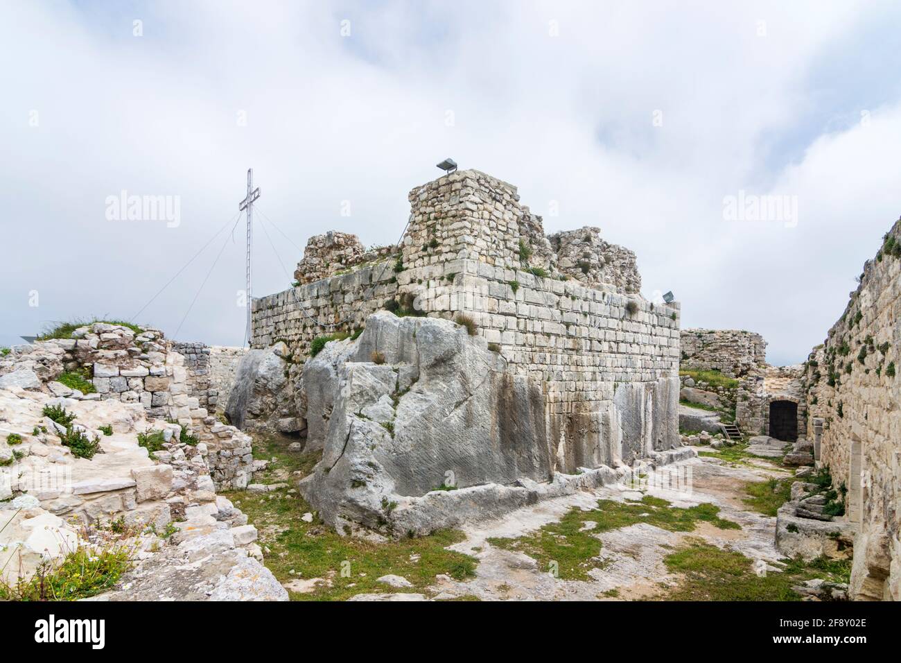 Torre principale nella cittadella di Smar Jbeil, castello, vecchio forte crociato in rovina, Libano Foto Stock