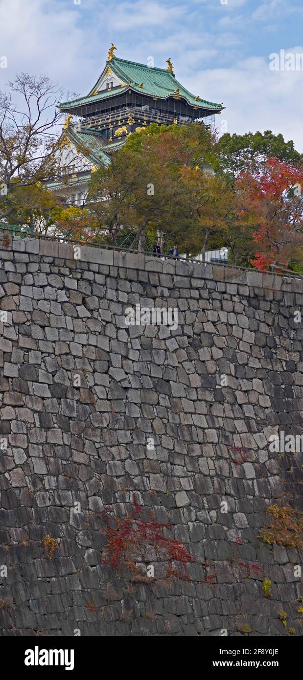 Castello di Osaka e muro di pietra, Osaka, Giappone Foto Stock