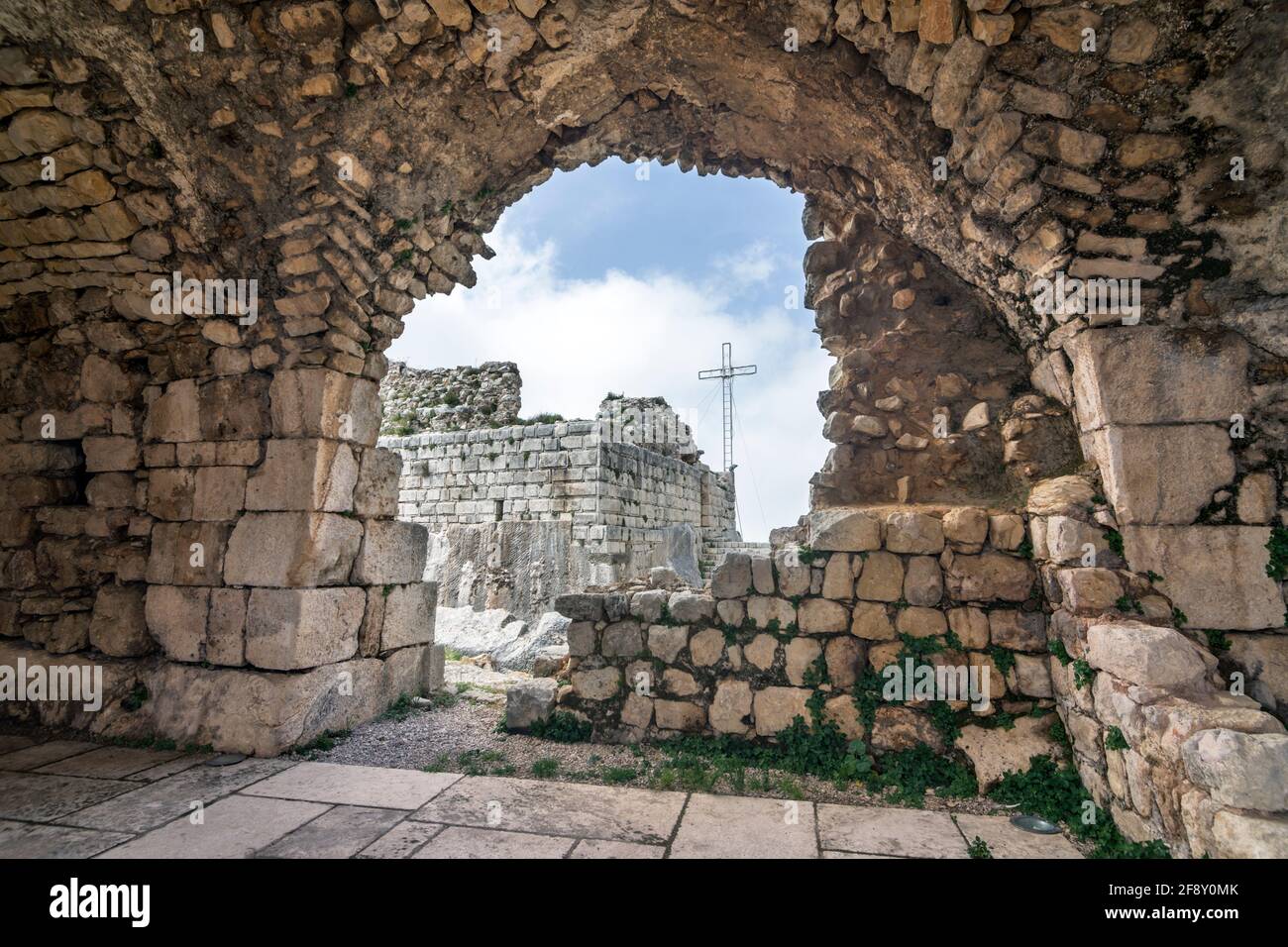 Passaggio a volta nella cittadella di Smar Jbeil, vecchio castello crociato in rovina, Libano Foto Stock