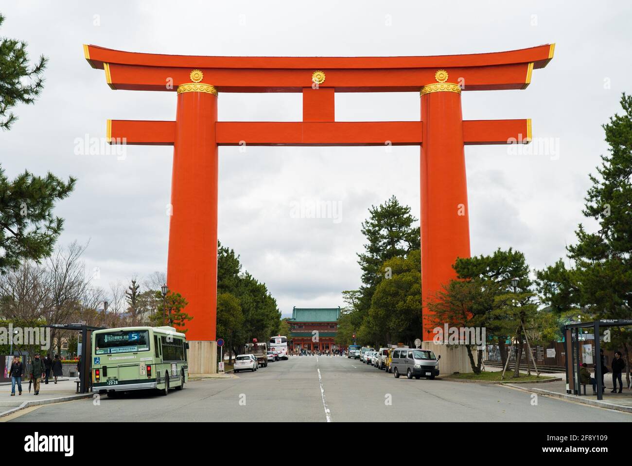 Gigante rosso cancello torii giapponese a Kyoto, Giappone. Enorme simbolo culturalmente religioso della religione giapponese Shinto e attrazione turistica di riferimento. Foto Stock