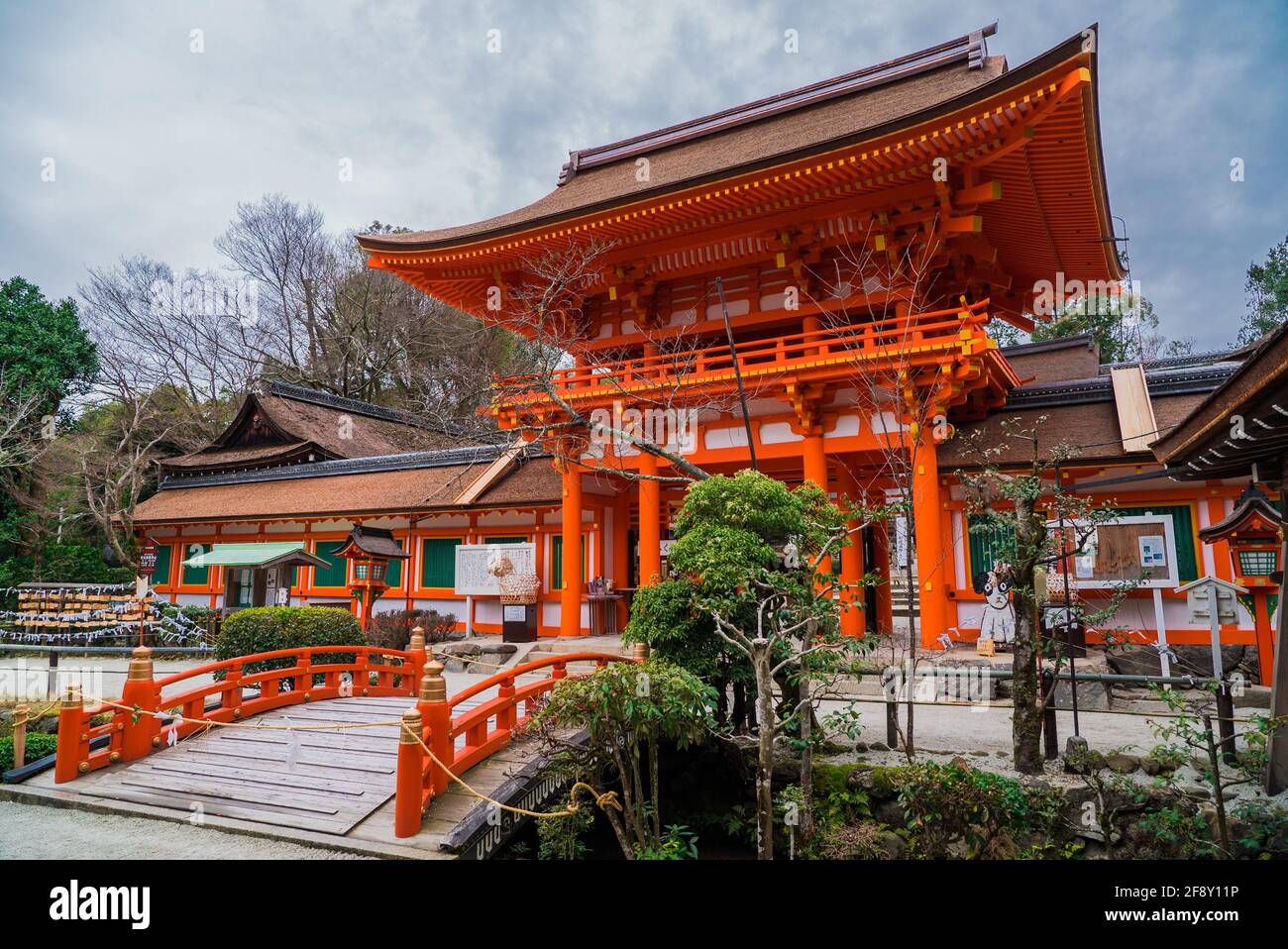 Kamigamo Jinja, un santuario shintoista a Kyoto, Giappone. Architettura religiosa giapponese con piccolo ponte e porta Torii dipinto di rosso. Foto Stock