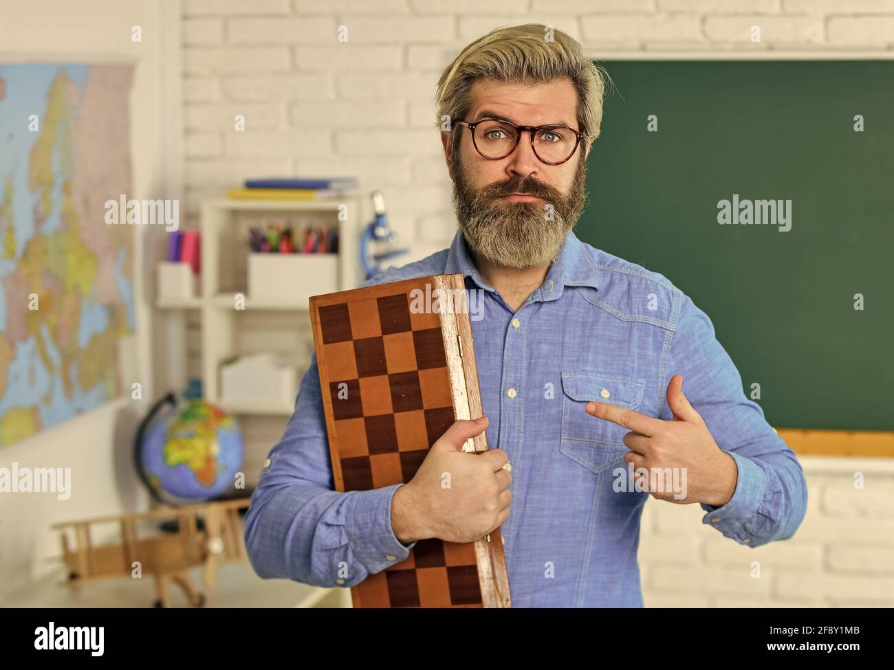 Scacchi club per studenti. Gioco di logica per lo sviluppo del cervello. Scacchi in aula. Analisi della strategia di gioco. checkmate. Hobby intelligente. Sviluppo logico Foto Stock