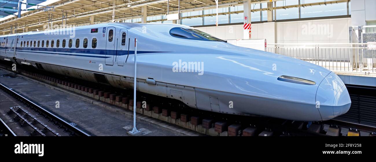 Shinkansen Bullet Train sulla stazione ferroviaria di Shin Osaka, Osaka, Giappone Foto Stock