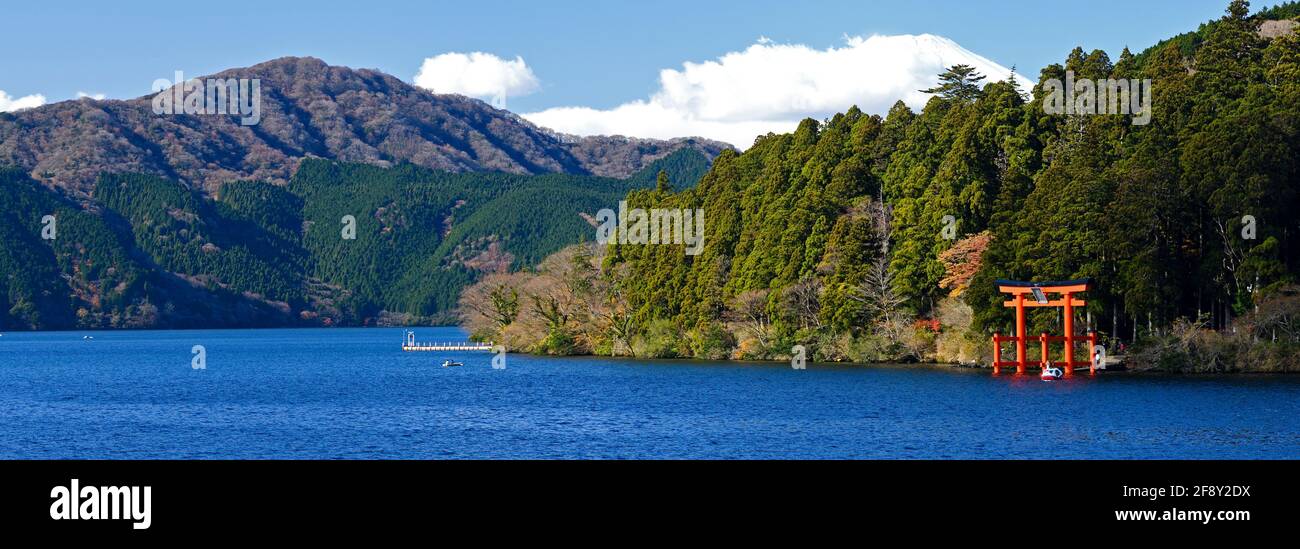 Santuario di Hakone sul lago Ashinoko con Monte Fuji sullo sfondo, Tokyo, Giappone Foto Stock